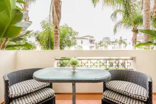 Extra Large Full Service Apt Near UCLA with Garden Views - Glendon - 2