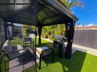The LuxeLanding MIA- Swimming pool, Oasis Lounge, Mini Golf, BBQ and Hibachi Grill , and Outdoor Games - 9