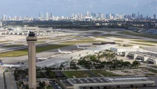 The LuxeLanding MIA- Swimming pool, Oasis Lounge, Mini Golf, BBQ and Hibachi Grill , and Outdoor Games - 3