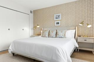 Renovated 1BR Upper Flat Modern King Suite - Royal Oak - 5