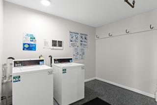Renovated 1BR Upper Flat Modern King Suite - Royal Oak - 2