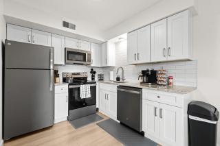 Renovated 1BR Upper Flat Modern King Suite - Royal Oak - 8
