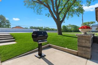Renovated 1BR Upper Flat Modern King Suite - Royal Oak - 1