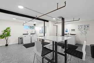 Renovated 1BR Upper Flat Modern King Suite - Royal Oak - 3