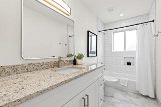 Renovated 1BR Upper Flat Modern King Suite - Royal Oak - 4
