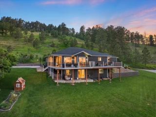 Black Hills Getaway with Hot Tub & Game Room for 18 - Spearfish - 5