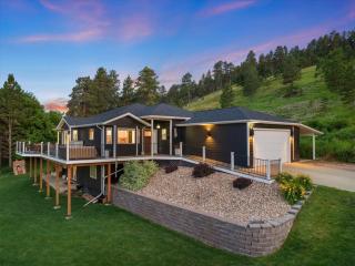 Black Hills Getaway with Hot Tub & Game Room for 18 - Spearfish - 6