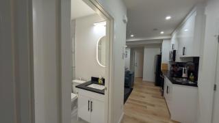 Cozy Two-Bedroom Just Minutes from the Airport - Calgary - 3