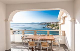 Awesome Apartment In Okrug Gornji - 0