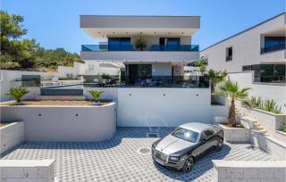 Nice Home In Marina With Kitchen - 1