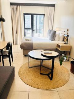 Modern 1 Bedroom Apartment overlooking Sandton City - 4