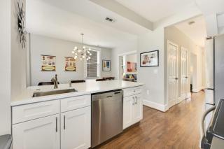 Massive Mid-Century Marvel 5 Bedrooms and Parking - Washington - 5