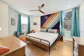 Massive Mid-Century Marvel 5 Bedrooms and Parking - Washington - 4