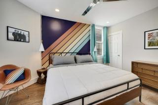 Massive Mid-Century Marvel 5 Bedrooms and Parking - Washington - 2