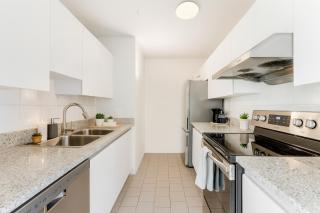 Chic and Bright 2BR Downtown Comfort Near Everything - Vancouver - 2