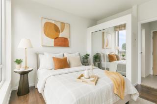 Chic and Bright 2BR Downtown Comfort Near Everything - Vancouver - 4