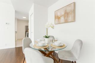 Chic and Bright 2BR Downtown Comfort Near Everything - Vancouver - 3