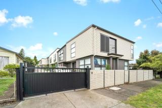 Fully Furnished & Family-Ready Charming 3-bedroom in Vibrant Auckland - Auckland - 9