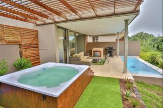 Luxury 4BR Home with Ocean Views, Pool and Hot Tub - Ballito - 3