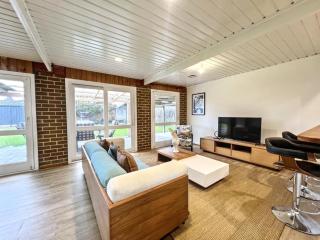 Bright & Airy 4BR House in Endeavour Hills - Doveton - 0