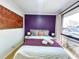 Bright & Airy 4BR House in Endeavour Hills - Doveton - 1
