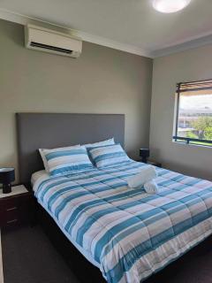 Coastal Breeze Apartment - Steps Away from City Stadium & Ferry - Townsville - 9