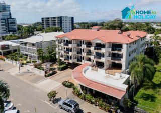 Coastal Breeze Apartment - Steps Away from City Stadium & Ferry - 2