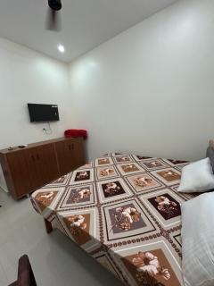 Kusum Home stay Near Ram Mandir Gate 200 -300 Meter , Near Hanuman gari Mandir, Jain mandir , railway station Goverment hosiptal , launch , Breakfast available, Free pick up Ayodhya dham railway station , airport pickup ,Ayodhya cant pickup - Ayodhya - 6
