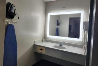 Days Inn by Wyndham Ocean Springs - 3