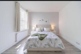 Stylish 3 Bed Seaside Apartment Central Southend Location & Steps from the Beach - Southend-on-Sea - 9