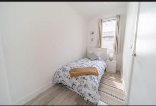 Stylish 3 Bed Seaside Apartment Central Southend Location & Steps from the Beach - Southend-on-Sea - 3