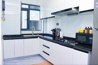 executive beautifully furnished apartment with all modern finishings ,swimming pool, fully equipped gym and other luxurious facilities and close proximity to major shopping malls in kilimani - Nairobi - 2