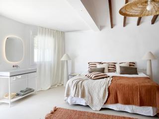NEW villa - luxury, views, hot tub, pool, 8 plus sofabed - 4