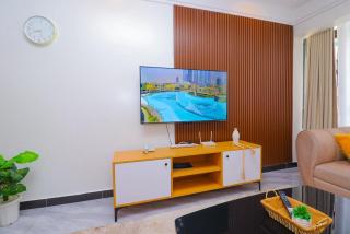 Newly furnished two bedroom apartment with all modern finishing, swimming pool, fully equipped gym and other luxurious facilities and close proximity to major shopping malls in kilimani - Nairobi - 2