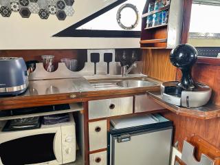 Nuit Insolite sur un Bateau au Cœur de Bordeaux - 1