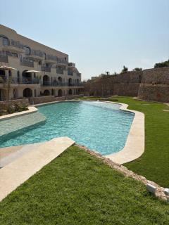 Luxury 3 Bed Apartment with Large Outdoor Pools and Gardens - Qala - 9