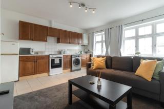 Spacious,2BR,2BA,High Street,Parking,WiFi - Chislehurst - 0