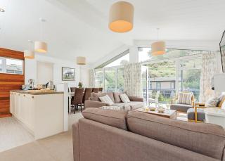 Mullion Cove Coastal Retreat - 9