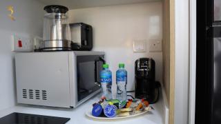 1BR Masdar City Eco Friendly Poolside Apt - Abu Dhabi - 8