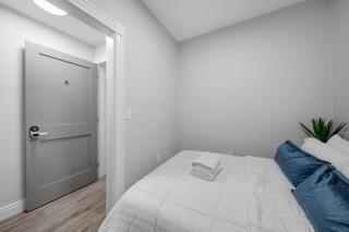 Bright Private Room Near Beaches, Public Transit - Boston - 5