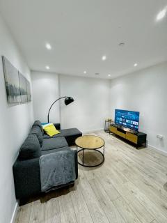 Stylish 2BR Apartment with Balcony & Views - London - 6