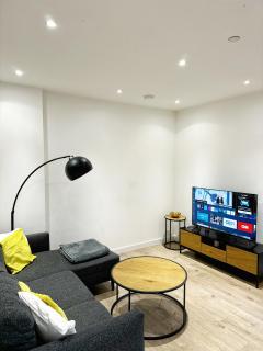 Stylish 2BR Apartment with Balcony & Views - London - 5