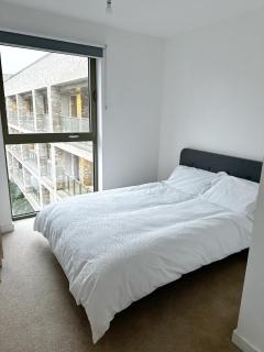 Stylish 2BR Apartment with Balcony & Views - London - 2