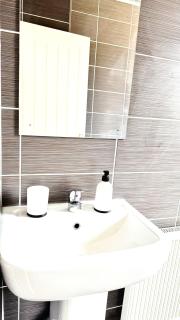 Entire 3 Bedroom House, Salford 60 - 1