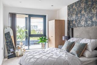 Leeds City Centre 2BR Apartment - Luxury Stay with Private Terrace - Leeds - 1