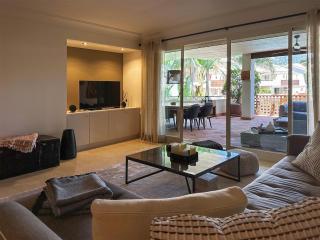 Golf Gardens Elegant 2 Bedroom with Tropical Garden Views Walk to Beach - 7