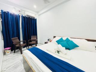 AYODHYA HOTEL RAGHUBIR NIKUNJ NEAR SARYU GHAT & HANUMAN GARHI TEMPLE - Offers Premium Rooms - #Wifi #Parking #Customer service - A Premium Homestay In AYODHYA - Ayodhya - 1