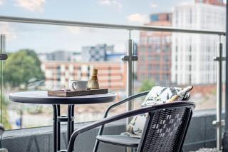 Leeds City Centre 2BR Apartment - Luxury Stay with Private Terrace - Leeds - 6