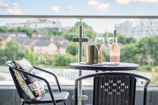 Leeds City Centre 2BR Apartment - Luxury Stay with Private Terrace - Leeds - 2