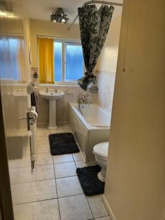 Peaceful 3 bedroom house close to Newcross hospital Wolverhampton - Fallings Park - 1